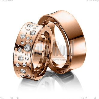 Обручальные кольца широкие из красного золота с россыпью бриллиантов в женском кольце с вогнутым про