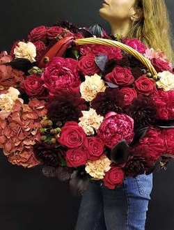 Большой букет в корзинке в яркой цветовой гамме из роз, гортензий, диантуса и георгин