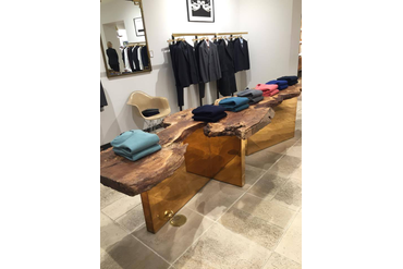 Стол из слэба тропической древесины, магазин Paul Smith No. 9 Albemarle Street, Лондон.