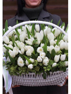 Букет в корзине: белые тюльпаны в корзине, корзина с белыми тюльпанами. Корзина тюльпанов