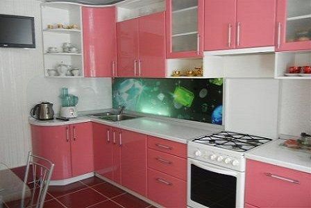 Угловая кухня с радиусными фасадами.