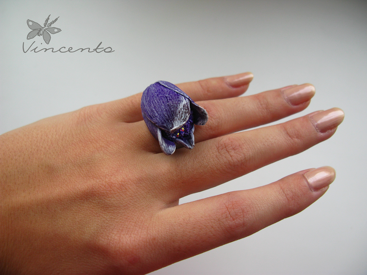 Необычное кольцо с бутоном волшебного фиолетового сумеречного цветка и кристаллами Сваровски