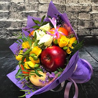 Цветочно-фруктовый букет с кустовыми розами и лимониумом