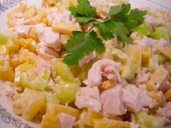 Салаты с копченой курицей и ананасом и Салаты с копченой курицей и ананасом и