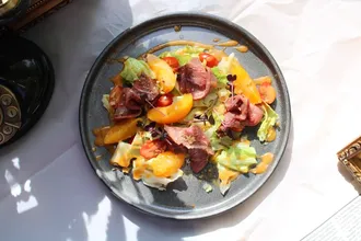 Салат с ростбифом и маринованными персиками