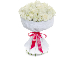 35 белых роз (50 см) в крафт бумаге