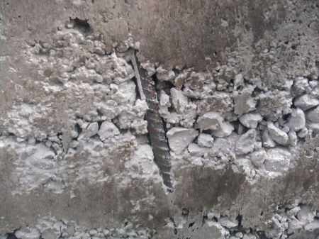 Оголение рабочей арматуры и раковины на бетонной поверхности