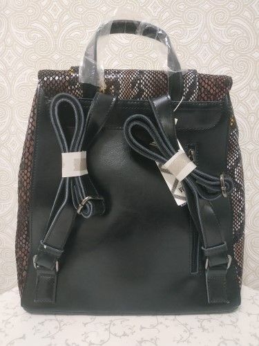 лямки рюкзака выполнены из натуральной кожи