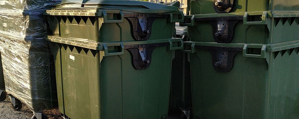 Пластиковые контейнеры для мусора на складе. Евроконтейнеры для мусора 1100 литров