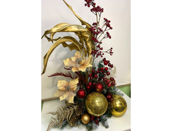 Новогодняя композиция из сухоцветов и новогоднего декора