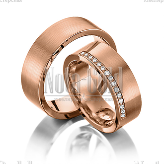 Классические обручальные кольца из красного золота с полоской бриллиантов у края женского кольца