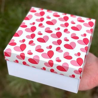 Коробка подарочная ВЫСОКАЯ БЕЗ ОКНА, 32*20* высота 10 см, Красные сердца