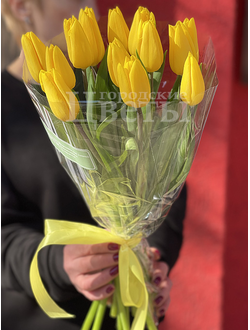 15 желтых тюльпанов