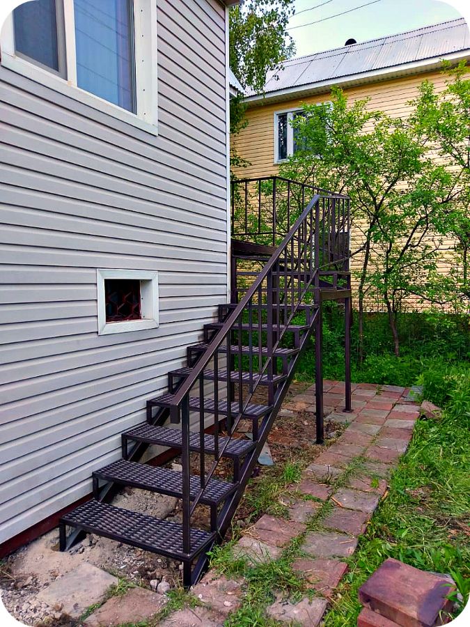 Уличная лестница на второй этаж