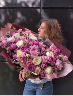 Огромный букет из пионовидных роз, лизиантуса, белых роз в нежных розовых тонах
