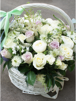 Нежный белый букет в корзине: пионы, вероника, белые розы, нигелла, сиреневые розы, маттиола