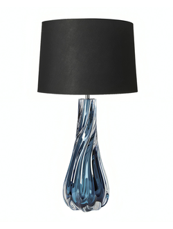 Настольная лампа из закрученного темно-синего стекла с черным абажуром.