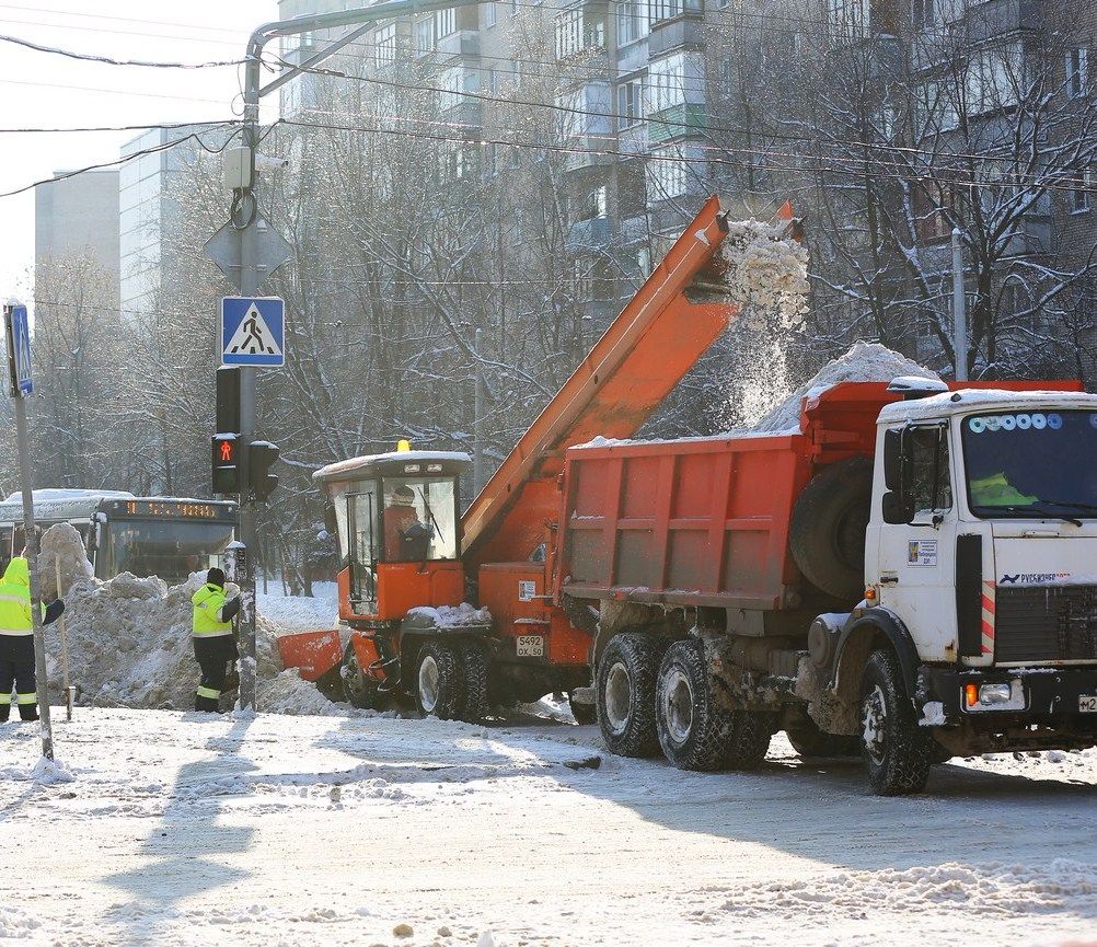 Уборка снега на улице Воинов-интернационалистов