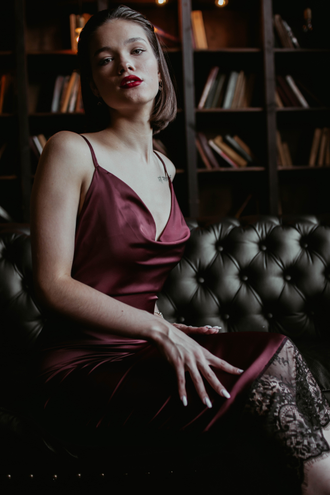 Бордовое силуэтное платье-комбинация с кружевом "Perfetti" прокат Уфа