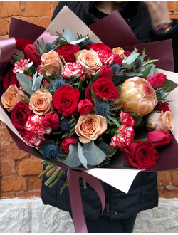 Необычный, яркий и стильный букет: розы капучино, протея, красные розы, эрингиум, эвкалипт