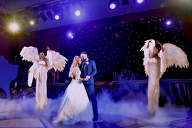 Свадебный танец в сопровождении ангелов на ходулях и регистрации брака.