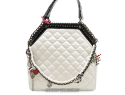(Артикул 13018 white) Модная женская сумка с ромбическим рисунком и оригинальной цепочкой, носится на сгибе руки и на плечо