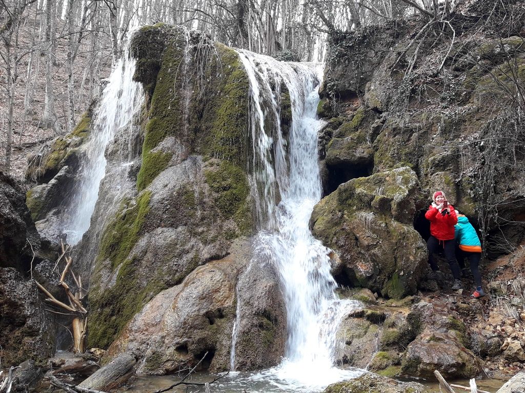 Активный тур в горы Крыма весной, водопад Серебряные струи