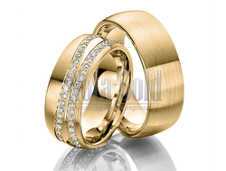 Обручальные кольца из жёлтого золота с бриллиантами в женском кольце с матовой поверхностью