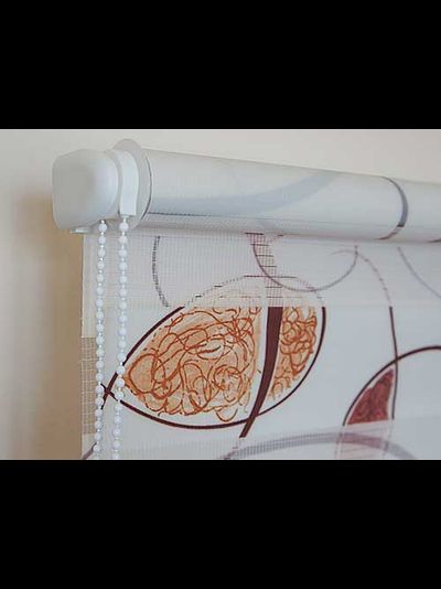 Готовая к установке рулонная штор день-ночь коричневого цвета с навесными кронштейнами