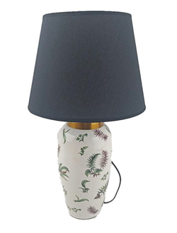 Настольная лампа с основанием из белой керамики с растительным рисунком.