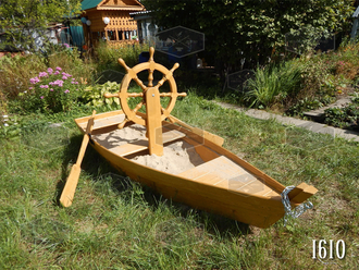Лодка-песочница с веслами и штурвалом