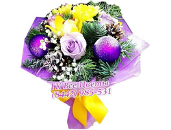 Новогодний букет цветов с декором С Новым Счастьем
