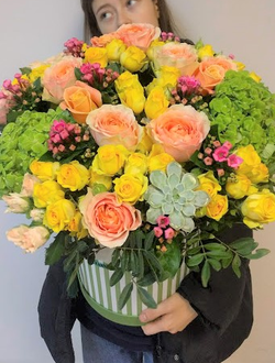 Яркая коробка с цветами: розы, кустовые розы, гортензия, бувардия, эхиверия и писташ. Коробка цветов