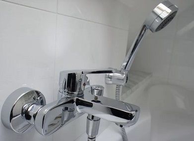 Установка смесителя в ванной и на кухне Москва | ИВАНМАСТЕР