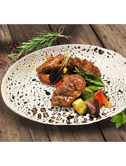 Медальоны из свинины и соте из овощей