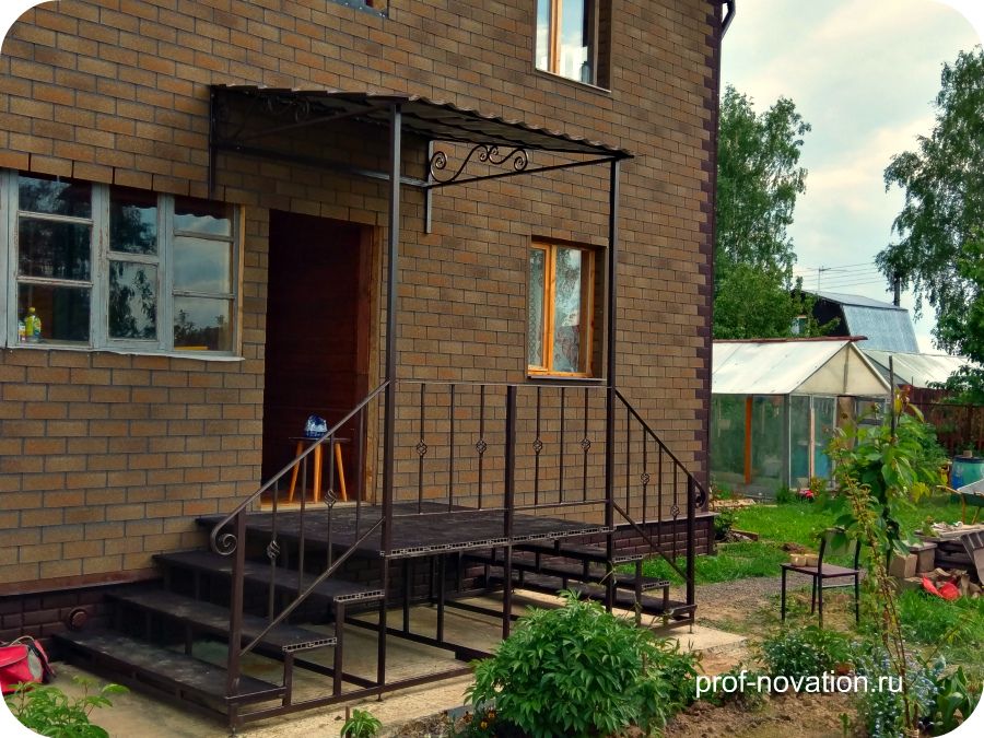 Лестница в дачный дом на металлокаркасе