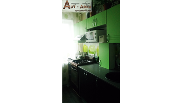 Кухонный гарнитур с плёночными фасадами: Салатовый матовый и Чёрное серебро.