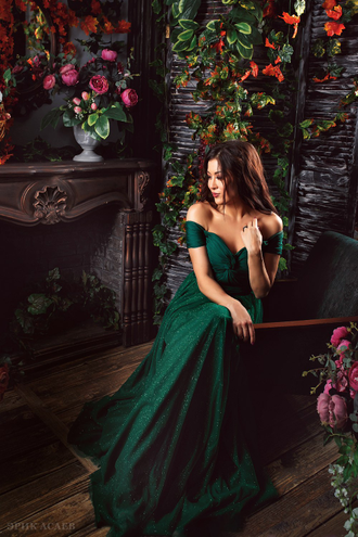 Изумрудное зеленое шифоновое вечернее платье с открытыми плечами "София"