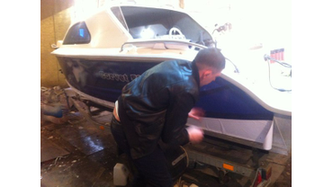 обклейка бортов катера оракалом с ламинацией