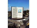 Памятник Открытая книга со страницами