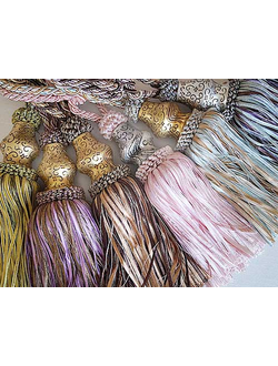 Золоченая декоративная кисть для портьер с лентами, много цветов в наличии на складе. Доставка