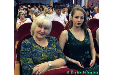 Директор школы №8 Ольга Куликова со своей медалисткой
