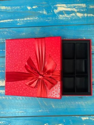 Красная коробка16,5*16,5*3,5 на 12 конфет