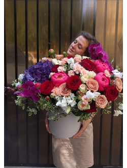 Букет большого размера пионов и роз и орхидей необычного цвета в шляпной коробке