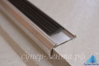 Алюминиевый угол-порог с резиновой вставкой, 42 /23 мм