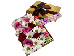 Букет-цветы в коробке и 7 макаруни