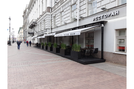 Терраса для летней уличной зоны кафе в центре Санкт-Петербурга