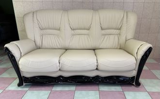 Итальянский кожаный диван-кровать с декором.