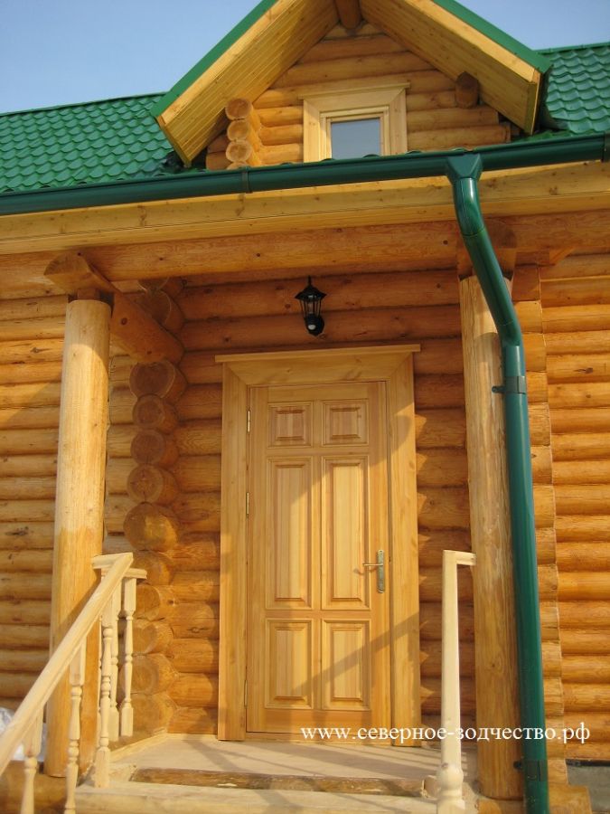 Вход в деревянный дом