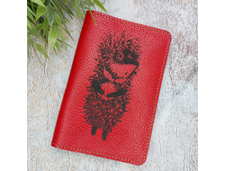 Обложка на паспорт с гравировкой "Ежик в тумане" красный